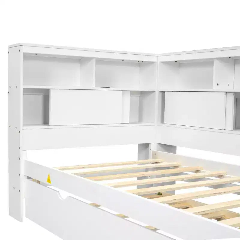 Divano letto singolo in legno con mensole portaoggetti e letto estraibile